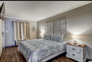 um quarto com uma cama, uma cómoda e uma janela em Oceanfront Condo in Myrtle Beach em Myrtle Beach