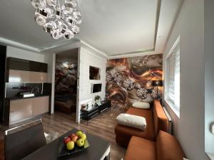 ein Wohnzimmer mit einem großen Gemälde an der Wand in der Unterkunft Füredi Apartman in Debrecen