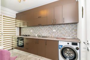 a kitchen with a washer and a washing machine at Studio modern in Craiova