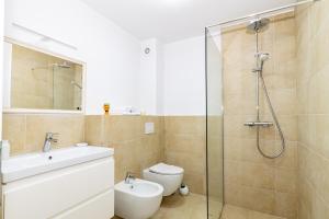 een badkamer met een douche, een toilet en een wastafel bij Studio modern in Craiova