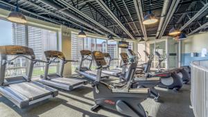 - une salle de sport avec des équipements de cardio-training dans un bâtiment dans l'établissement Laketown Wharf #2119 by Nautical Properties, à Panama City Beach
