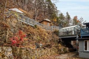 Fotografie z fotogalerie ubytování Riverside Retreat and Karaoke Oasis v destinaci McDowell