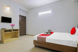 מיטה או מיטות בחדר ב-OYO Flagship Hotel Metro Star Near Lotus Temple