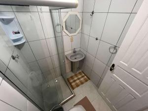 Un baño pequeño con inodoro y lavabo. en Central Praias Suíte 2, en Cabo Frío
