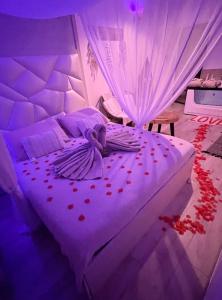 Katil atau katil-katil dalam bilik di Villa CoCoon - Love room cocooning & 50 nuances +11 gambar