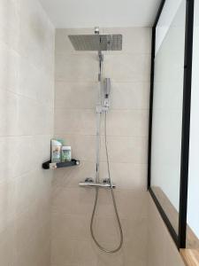 eine Dusche mit Duschkopf im Bad in der Unterkunft Sunny House - Villa 4 chambres - Saint Genis Les Ollières in Saint-Genis-les-Ollières