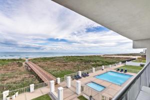 Una imagen de un balcón con piscina y el océano. en Breakers Condo Unit #307, en South Padre Island