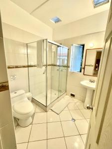 リマにあるCasa Bella Boutique Hotel San Isidroのシャワー、トイレ、洗面台を備えたバスルーム +239枚の写真