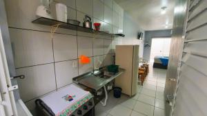 una pequeña cocina con fregadero en una habitación en ZZZ BRUNO KLEMTZ - Residencial Recanto dos Pássaros Estúdio até 4 pessoas com ar Split wifi coz vaga, en Itapema