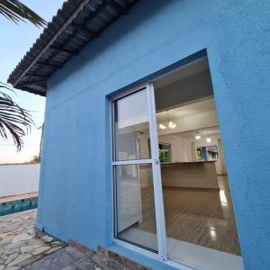 Casa em condomínio Ninho Verde 1 في Porangaba: مبنى أزرق مع باب زجاجي منزلق