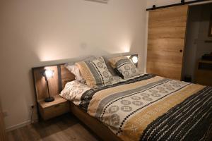 una camera con un letto con due cuscini sopra di L’escale enchantée a Bouzigues