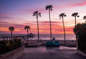 - une vue sur une plage avec des palmiers et une jetée dans l'établissement Brand New Ocean-View Beach Home Steps to the Sand!, à Manhattan Beach