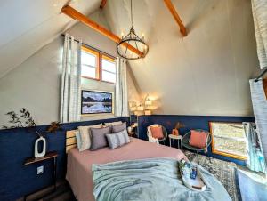 Un dormitorio con una cama en un ático en Walnut A Frame TreeHouse with Hammock on Farm and Large Community Barn, en Newport
