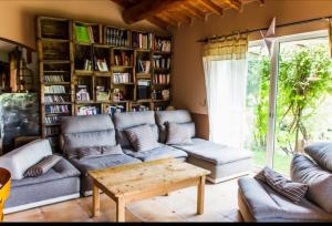 - un salon avec un canapé et une étagère à livres dans l'établissement Belle Villa à la campagne avec piscine, à Brue-Auriac