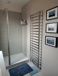 La salle de bains est pourvue d'une douche et d'un tapis bleu. dans l'établissement Belle Villa à la campagne avec piscine, à Brue-Auriac