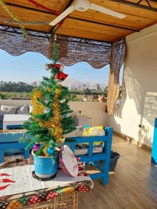 een kerstboom op een tafel in een kamer bij House of Dreams apartments Luxor in Luxor