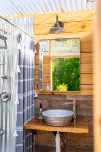 Ένα μπάνιο στο Fountainside A Frame TreeHouse Romantic Nature Farm Getaway