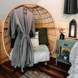 Ένα ή περισσότερα κρεβάτια σε δωμάτιο στο Fountainside A Frame TreeHouse Romantic Nature Farm Getaway