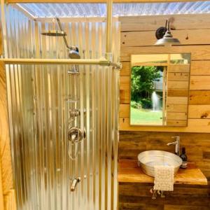 Ένα μπάνιο στο Fountainside A Frame TreeHouse Romantic Nature Farm Getaway +27 φωτογραφίες