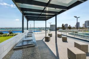 un patio al aire libre con bancos y vistas a la ciudad en 703Mer, en Gold Coast