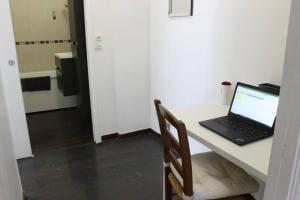 Μια τηλεόραση ή/και κέντρο ψυχαγωγίας στο Appartement spacieux et lumineux - 15min de Paris Centre - Ideal Olympics +2 φωτογραφίες