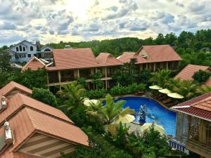 einen Luftblick auf ein Resort mit einem Pool in der Unterkunft Golden Topaz Phu Quoc Resort in Phu Quoc