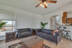 una sala de estar con 2 sofás de cuero y una mesa. en Taylor Home on 65 Acre Ranch, 2 Mi to Granger Lake, en Taylor