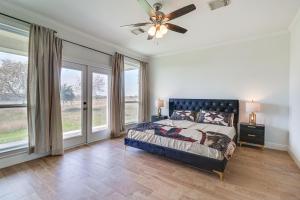 1 dormitorio con 1 cama y ventilador de techo en Taylor Home on 65 Acre Ranch, 2 Mi to Granger Lake, en Taylor