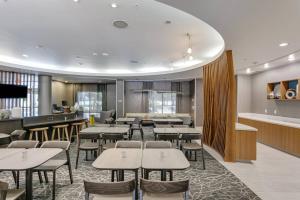 a restaurant with tables and chairs and a bar at SpringHill Suites by Marriott Sacramento Natomas in Sacramento