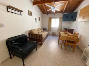 - un salon avec un canapé et une table dans l'établissement Alquileres "Agus", à Las Grutas