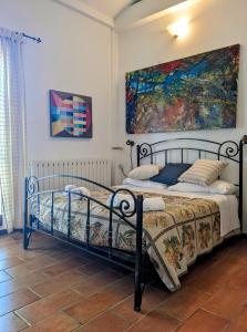 een slaapkamer met 2 bedden en een schilderij aan de muur bij La Cittadella Dei Monti Sibillini in Montemonaco