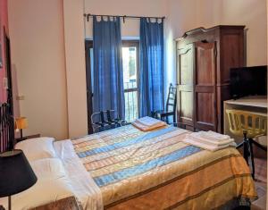 una camera da letto con un letto con tende blu e una finestra di La Cittadella Dei Monti Sibillini a Montemonaco