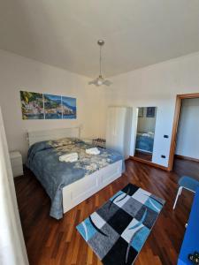 Schlafzimmer mit einem Bett und Holzboden in der Unterkunft Il Nido di Nora - Apartment in Salerno