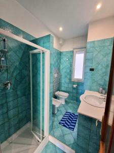 ein Bad mit einer Dusche, einem WC und einem Waschbecken in der Unterkunft Il Nido di Nora - Apartment in Salerno