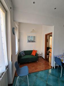 ein Wohnzimmer mit einem grünen Sofa und einem Tisch in der Unterkunft Il Nido di Nora - Apartment in Salerno
