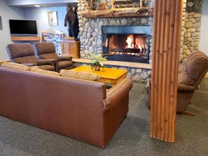 uma sala de estar com sofás e uma lareira em Legacy Vacation Resorts Steamboat Springs Suites em Steamboat Springs