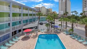 Bazén v ubytování Pelican Pointe Clearwater Beach Hotel nebo v jeho okolí