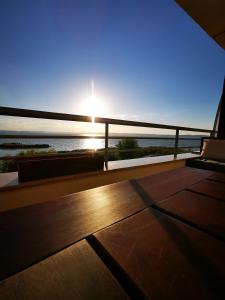 een balkon met uitzicht op de oceaan bij Panoráma Gold Wellness Apartman in Siófok