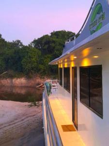 uma casa na praia perto da água em Amazon Extreme River Fish em Manaus