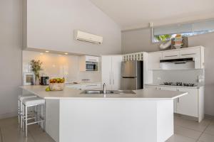 Η κουζίνα ή μικρή κουζίνα στο Relax in Buderim - water views