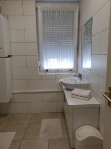 A bathroom at Bella Apartman