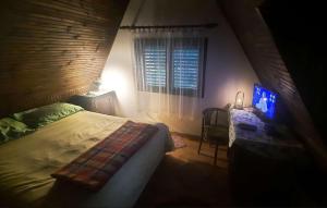 Кровать или кровати в номере Šumska kuća Atina - Devojački Bunar
