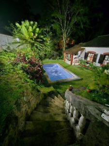 una piscina en el patio de una casa en Sítio Pavão Azul, en Petrópolis