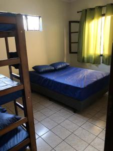 ウバトゥバにあるCasa grande com churrasqueira - Centro Ubatubaのベッドルーム1室(二段ベッド2台、はしご付)