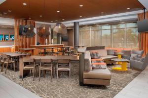 een restaurant met tafels en stoelen en een bar bij SpringHill Suites by Marriott Punta Gorda Harborside in Punta Gorda