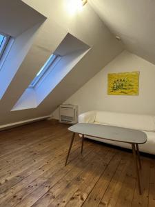 a room with a bench in the attic at Schönes Appartment in Zentrumsnähe in Graz