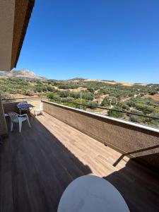 佩里那的住宿－Villarriba，设有一个配有桌椅并享有美景的阳台。