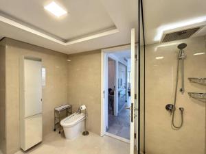 La salle de bains est pourvue d'une douche, de toilettes et d'un lavabo. dans l'établissement Rimal 3 - Vacationer, à Dubaï