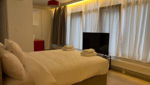 Ένα ή περισσότερα κρεβάτια σε δωμάτιο στο Tsakalof 10 View Central Apartment by SuperHost Hub