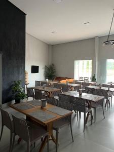 een eetkamer met tafels en stoelen en een ruimte met tafels bij Hotel Xangrilá in Salinas